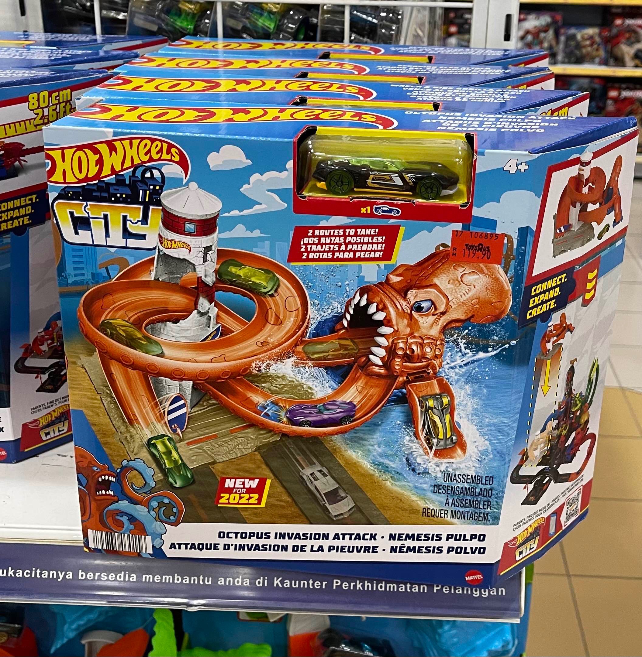 Hot Wheels City Octopus Invasion Attack Playset with 1 Car, Connects to Other Sets, Octopus Launcher, Toy for Kids 4 to 8 Years Old