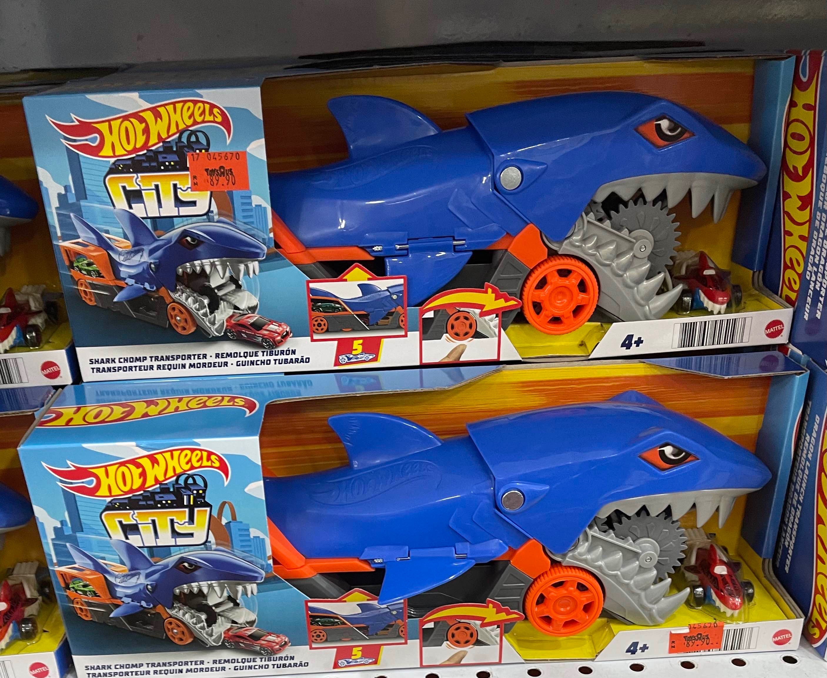 Hot Wheels Shark Chomp Transporter Playset with One 1:64 Scale Car for Kids 4 to 8 Years Old, Shark Bite Hauler Picks Up Cars in Its Jaws & Stores Up to Five in its Belly