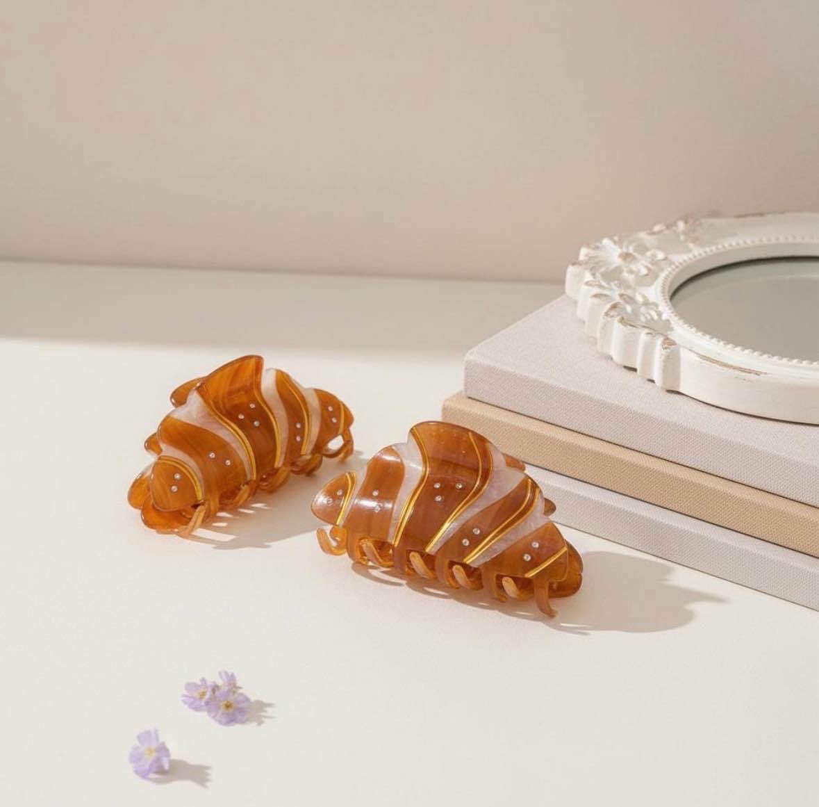 Crossiant claw clip