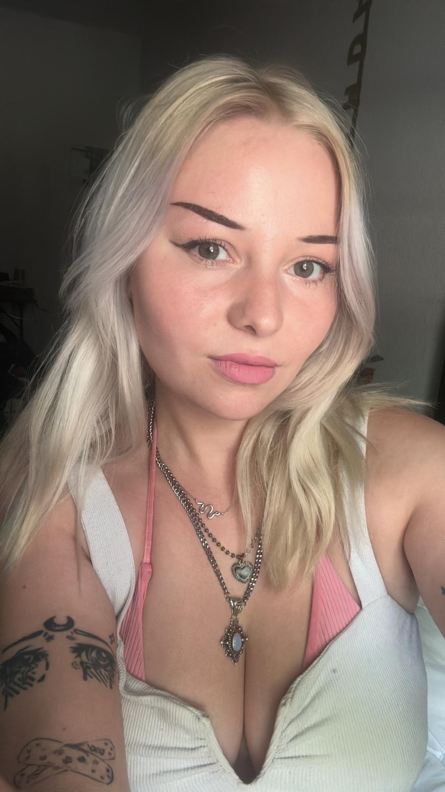 Tightblondeegirl69
