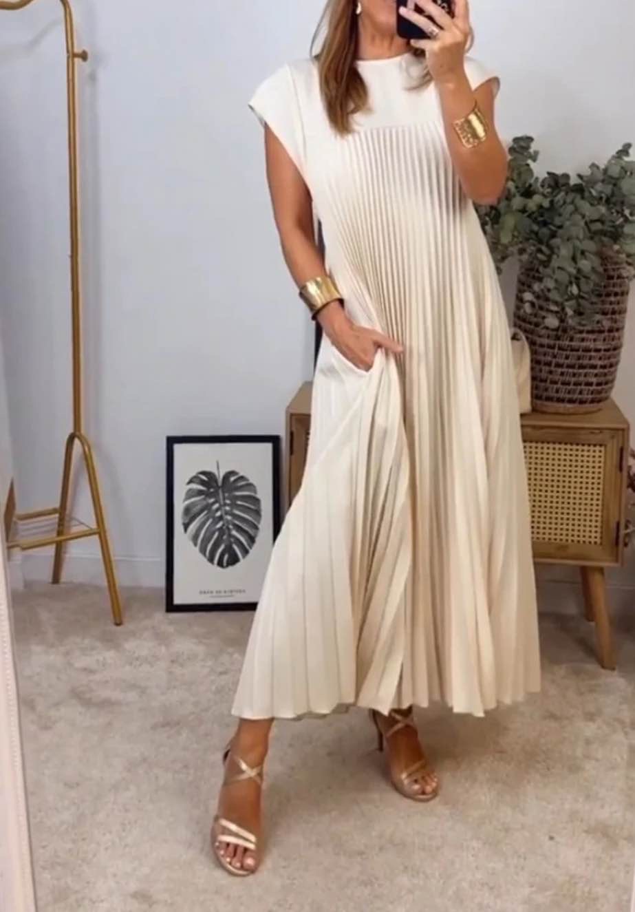 Sleeveless pleated simple solid color dress