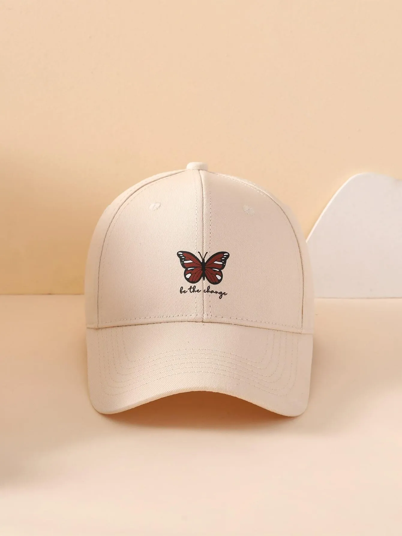 Boné com desenho de borboleta