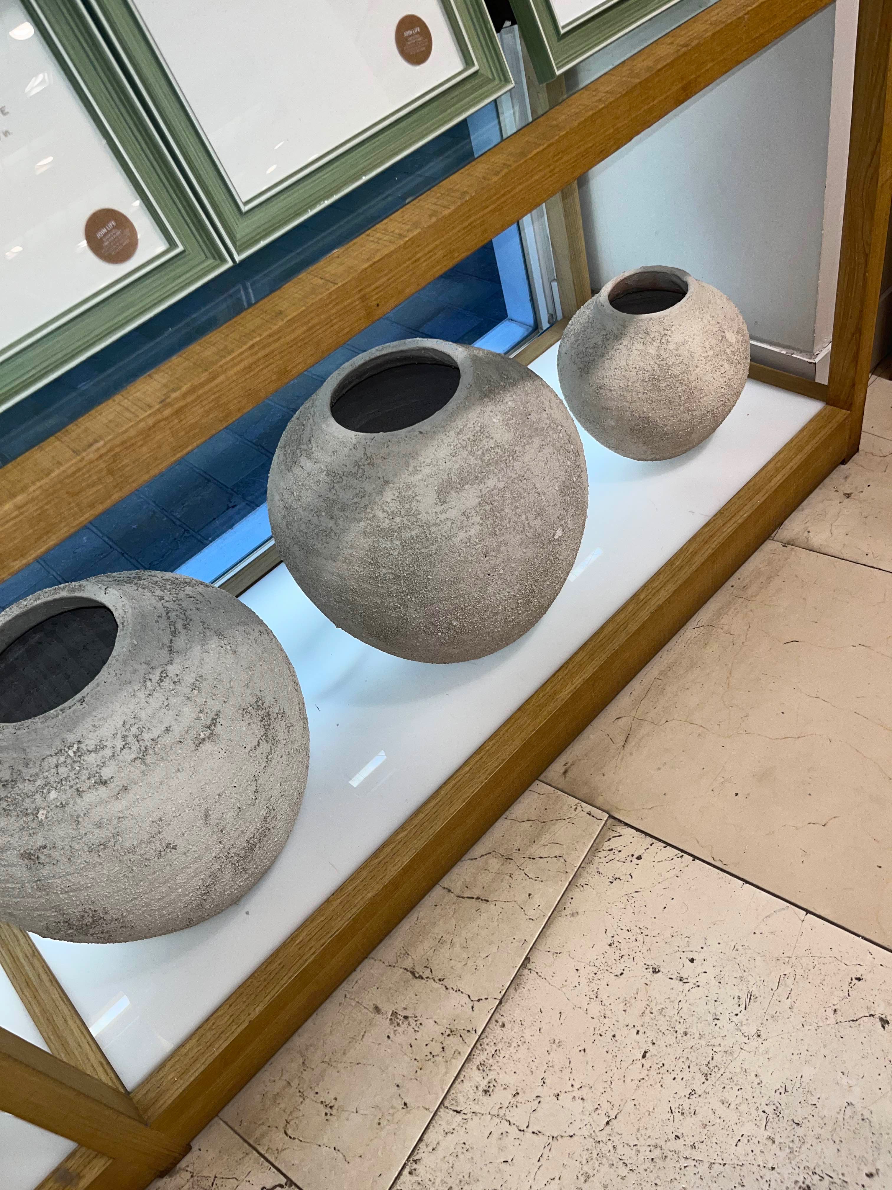 ROUND VASE