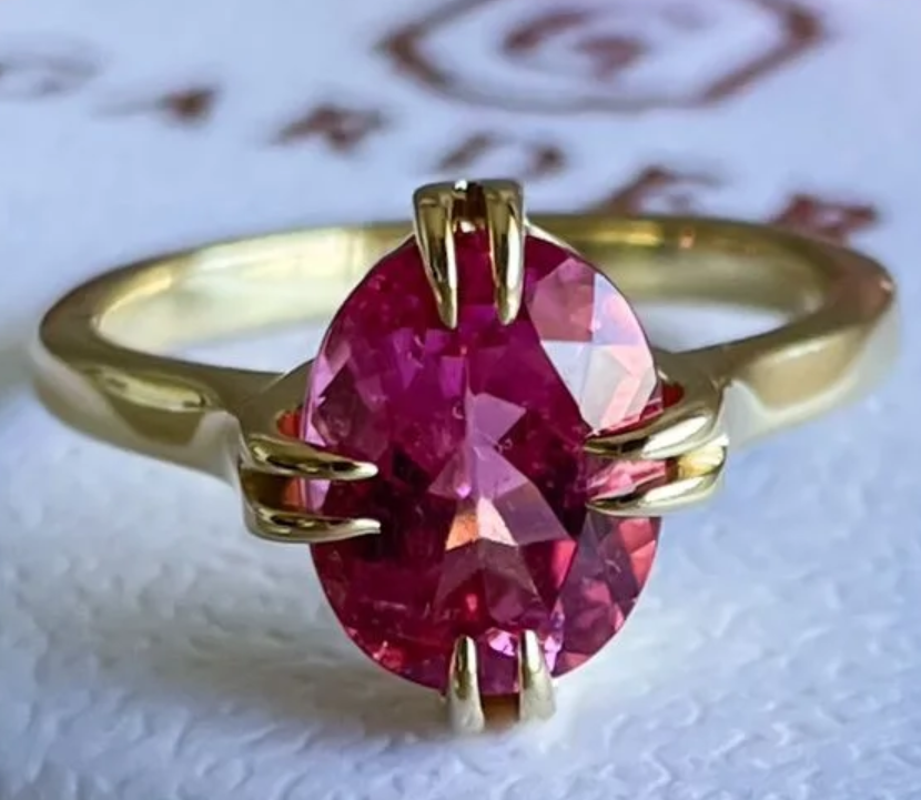 Anel Queen - ouro amarelo e turmalina rosa