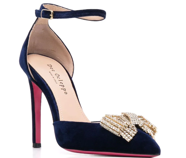 Scarpin de cetim com detalhe de laço