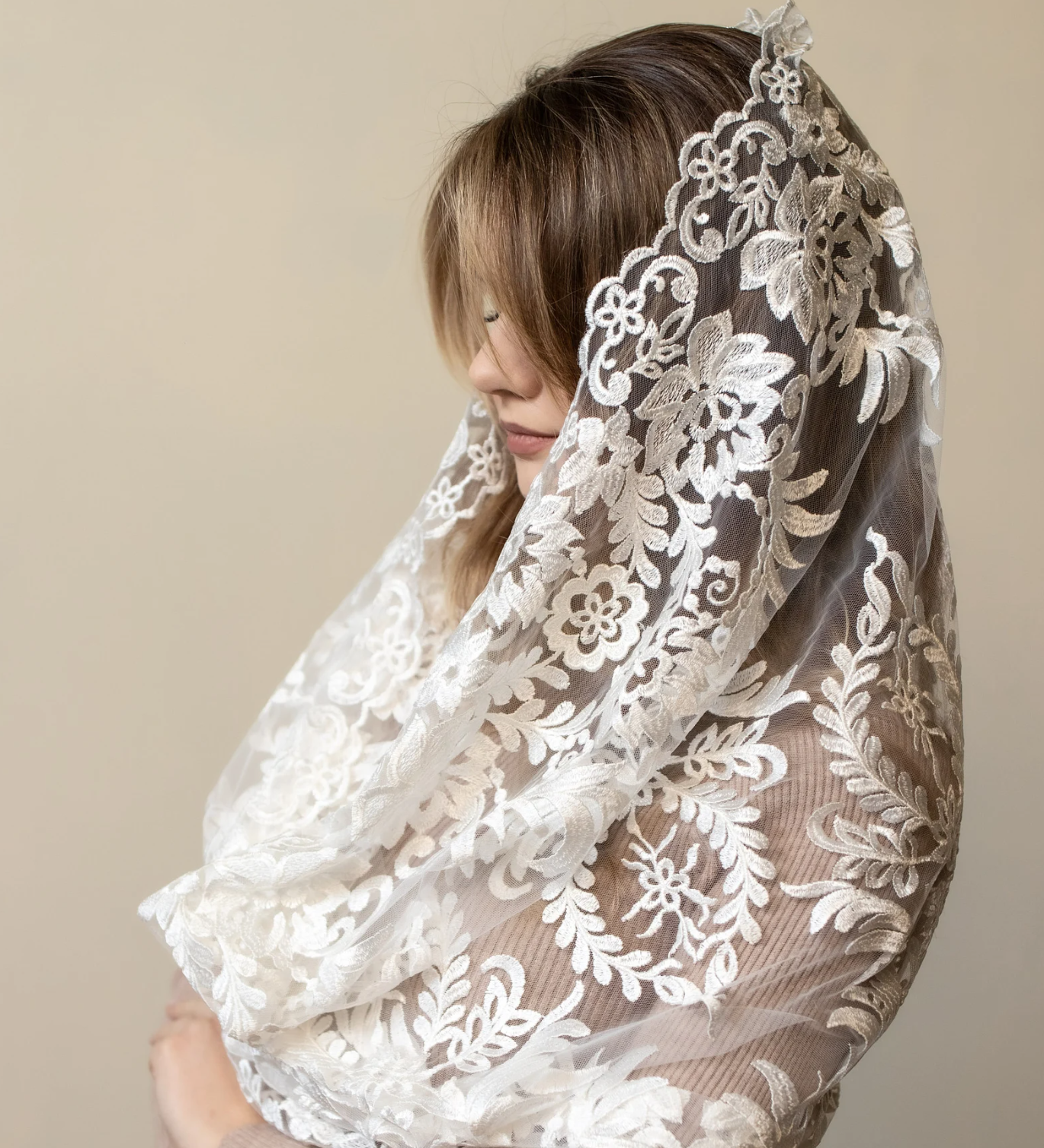 Catholic head covering veil, Lace chapel veil with floral design, classic lace chapel veil 093