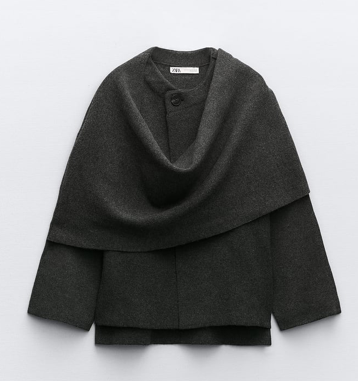 KURZER STRICKMANTEL MIT ASYMMETRISCHEM SCHAL