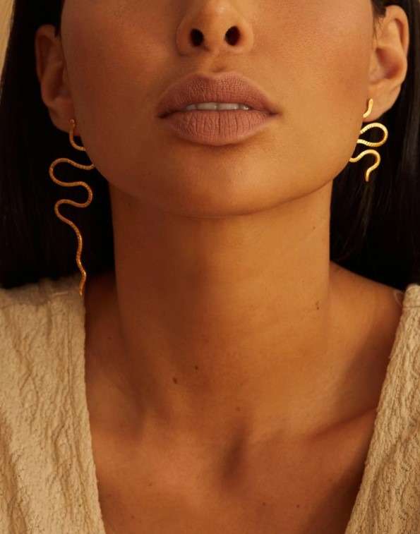 Asymmetrical duo of snake earrings in gold