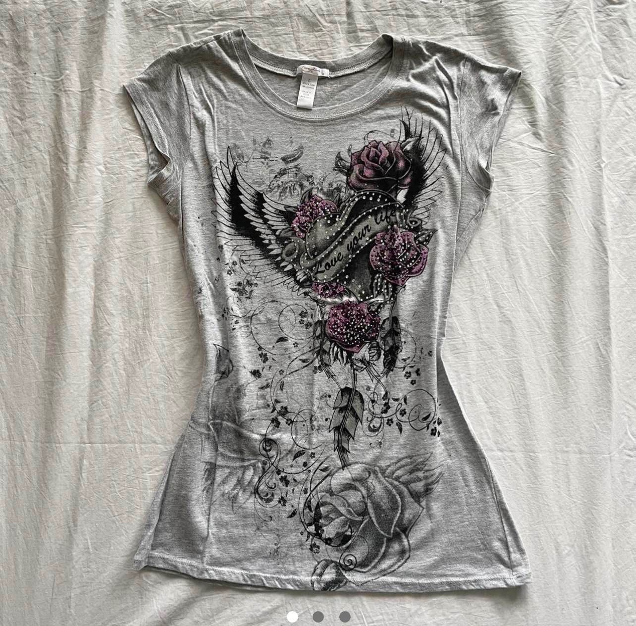 Cyber grunge tattoo graphic tee. Slim fit w bedazzles and grungy prints. Perf gray color. Cyber Y2k trashy mcbling punk