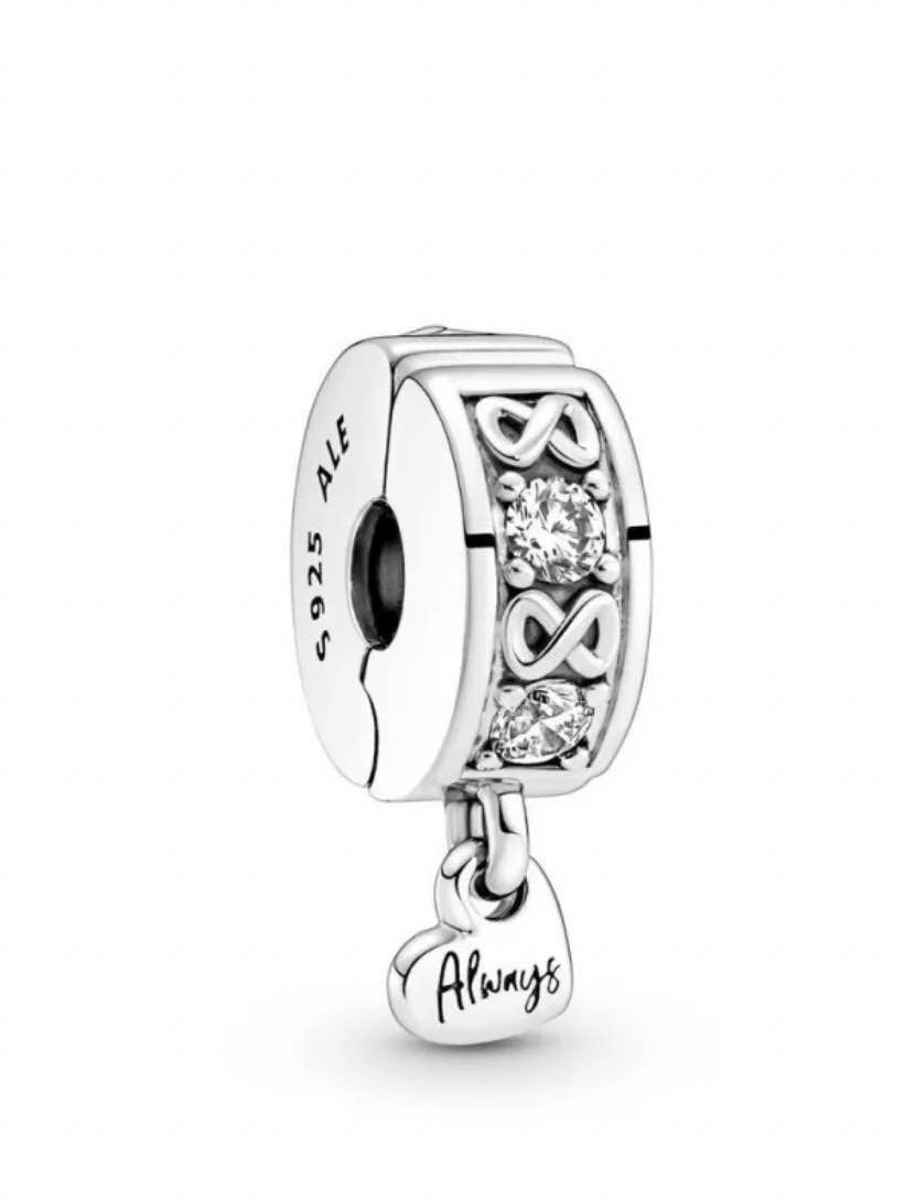 s kopčom „Zauvijek obitelj” izrađen tehnikom pavéa