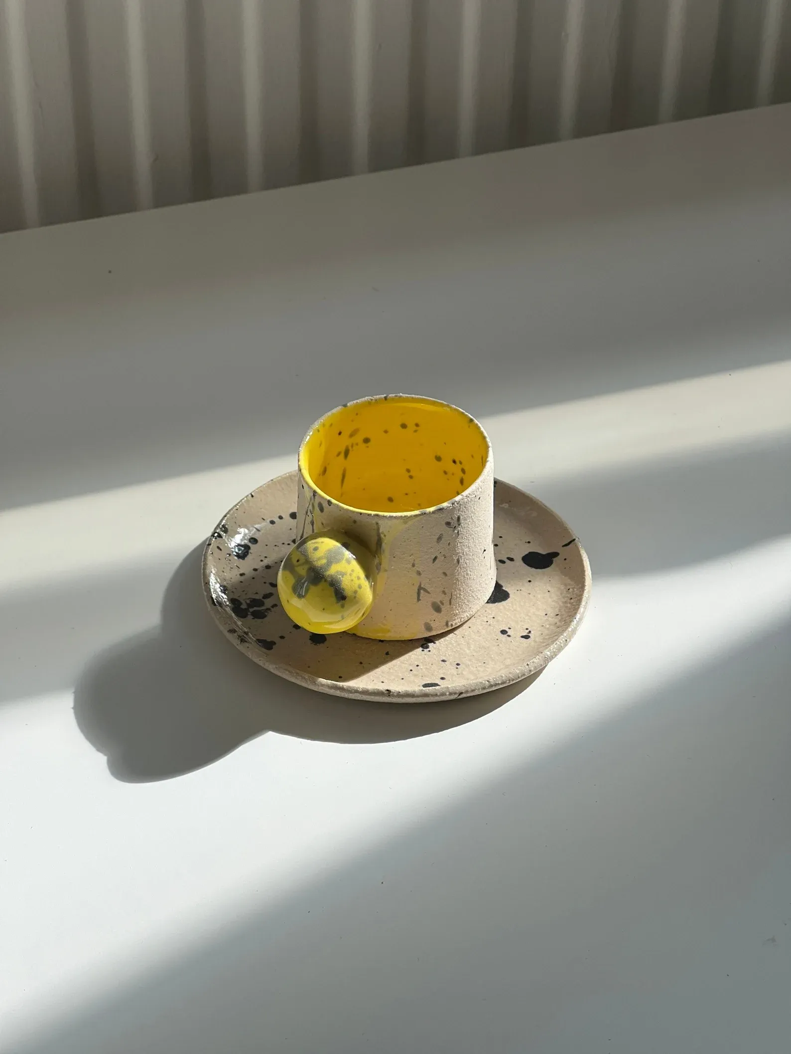 Tazzina e piattino da caffè espresso con manico giallo in ceramica